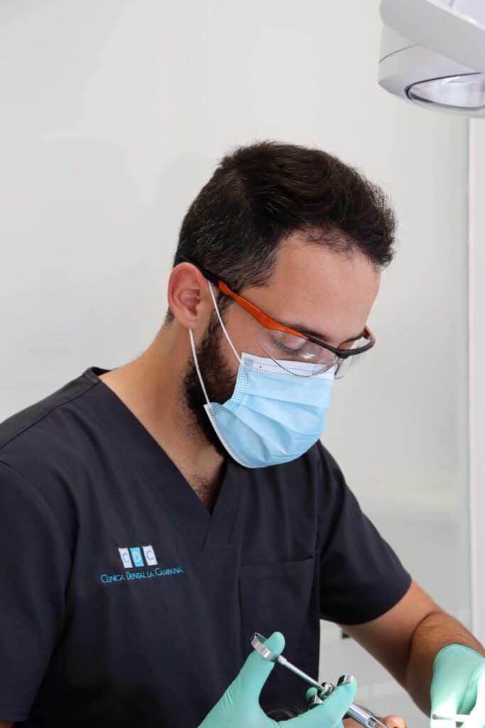 En Clínica Dental La Campana, creemos firmemente que la excelencia no es un lujo, sino una necesidad sanitaria.